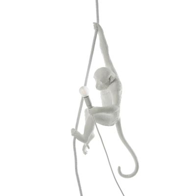 Weiße Monkey Lamp Pendelleuchte von Seletti, Affe hält eine Glühbirne an einem Seil.